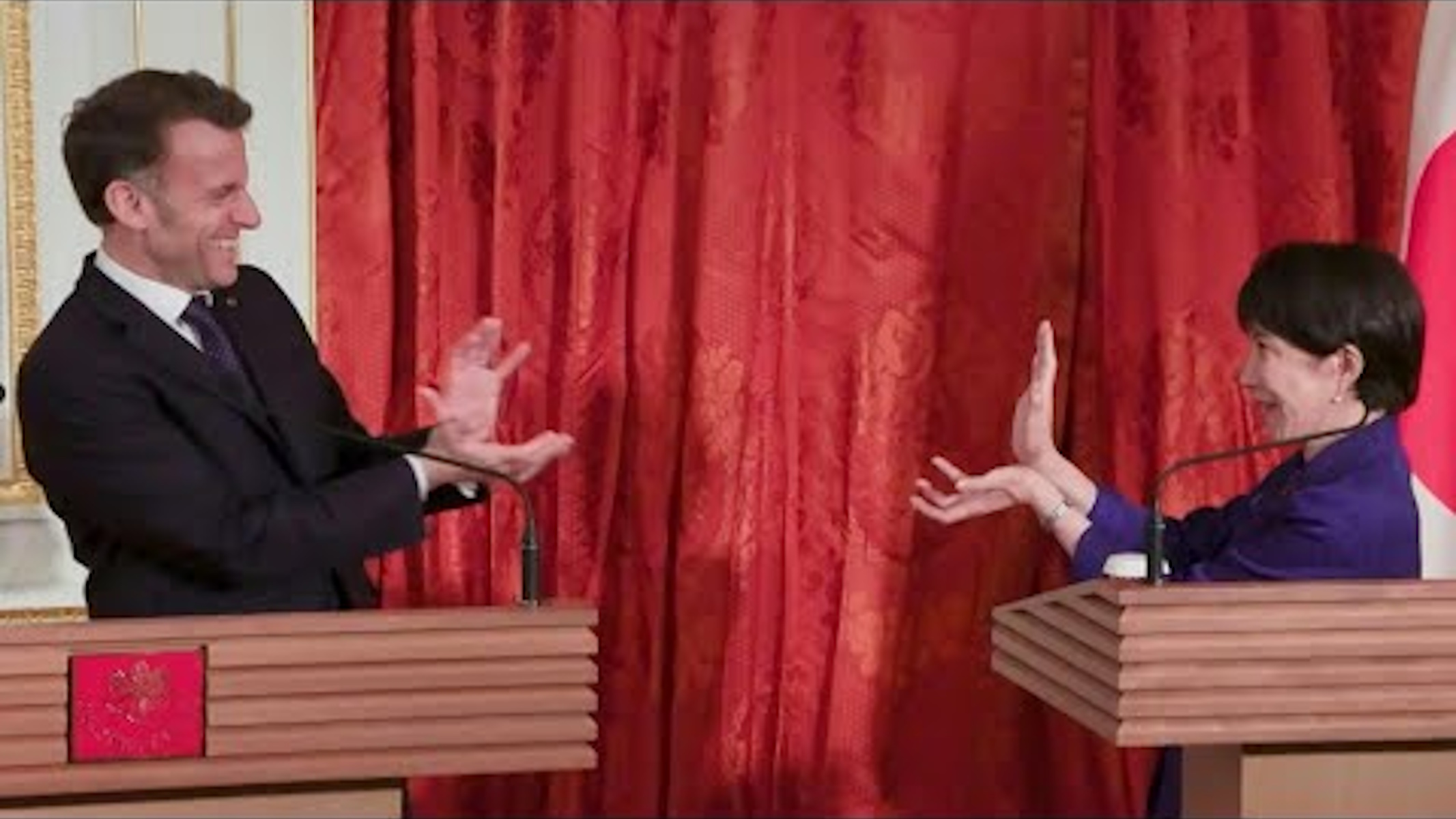 Sanae Takaichi ed Emmanuel Macron mimano la Kamehameha di Dragon Ball in conferenza stampa